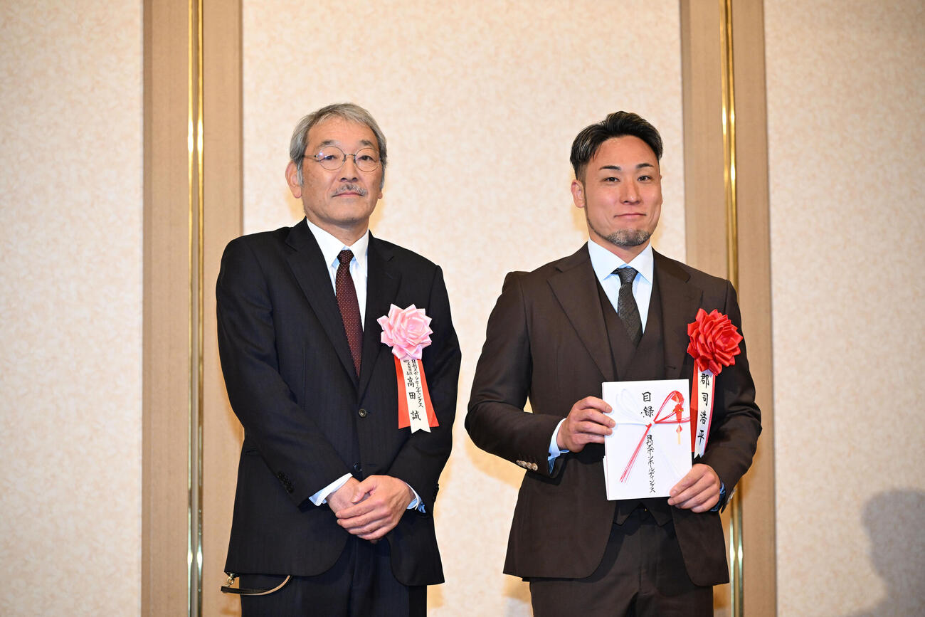 日刊スポーツ制定2025年第39回競輪年間三賞表彰式　殊勲賞を受賞し、日刊スポーツの高田社長（左）と記念写真に納まる郡司（撮影・千葉一成）