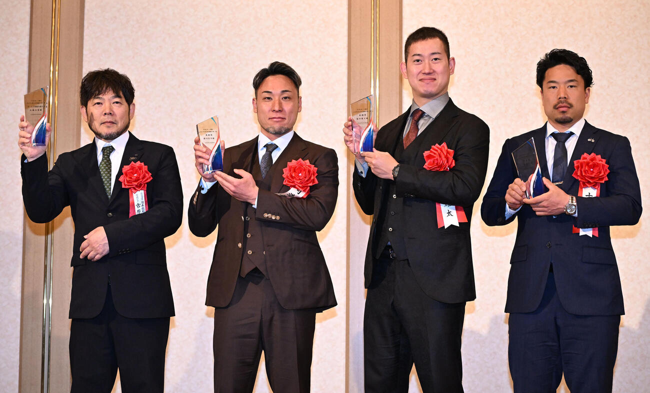 日刊スポーツ制定2025年第39回競輪年間三賞表彰式　記念写真に納まる、左からガールズ特別賞受賞の佐藤の代理で日本競輪選手会の古原常務理事、殊勲賞の郡司、敢闘賞の脇本、技能賞の古性（撮影・千葉一成）