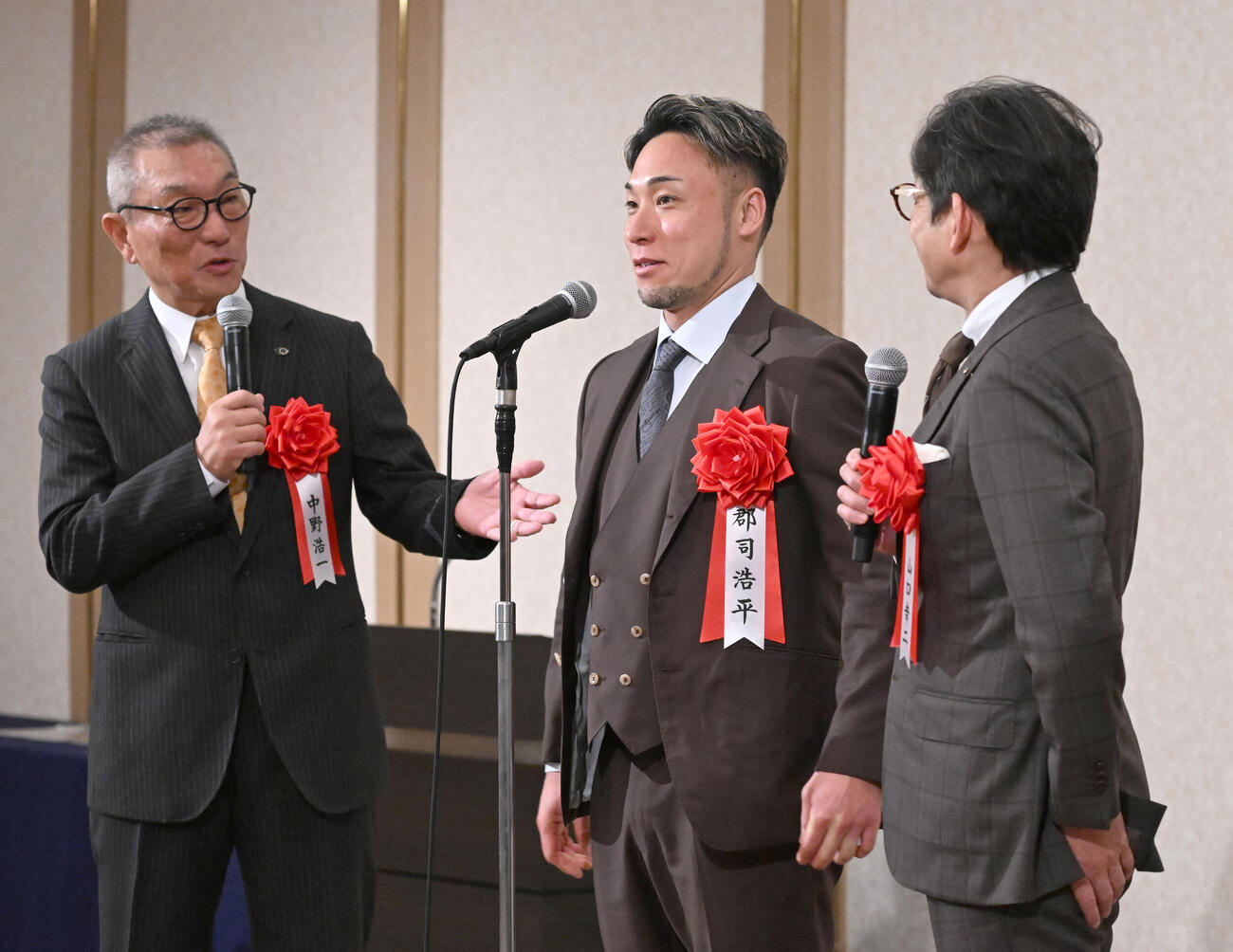 日刊スポーツ制定2025年第39回競輪年間三賞表彰式　本紙評論家の中野氏（左）、山口氏（右）とトークセッションする殊勲賞の郡司（撮影・千葉一成）