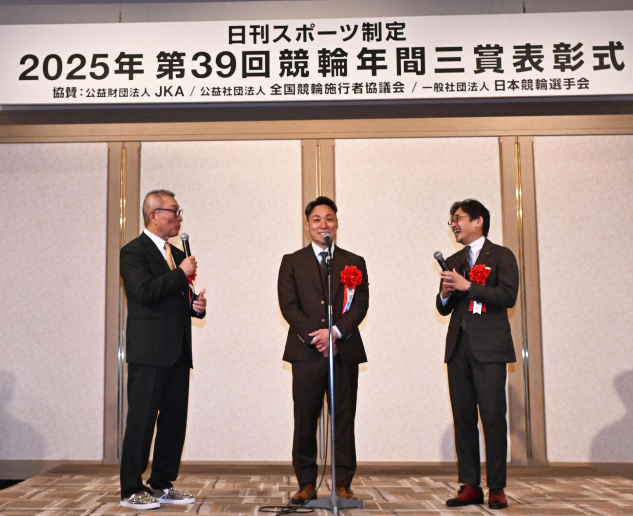 日刊スポーツ制定2025年第39回競輪年間三賞表彰式　本紙評論家の中野氏（左）、山口氏（右）とトークセッションする殊勲賞の郡司（撮影・千葉一成）