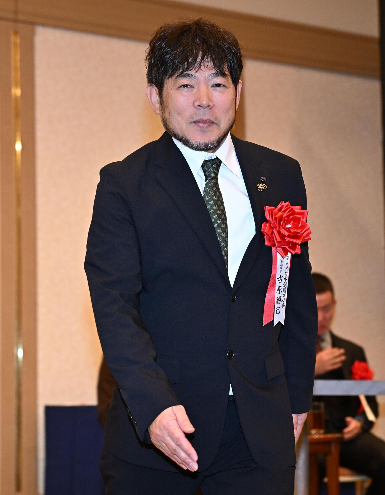 日刊スポーツ制定2025年第39回競輪年間三賞表彰式　ガールズ特別賞を受賞した佐藤の代理で出席した日本競輪選手会の古原常務理事（撮影・千葉一成）