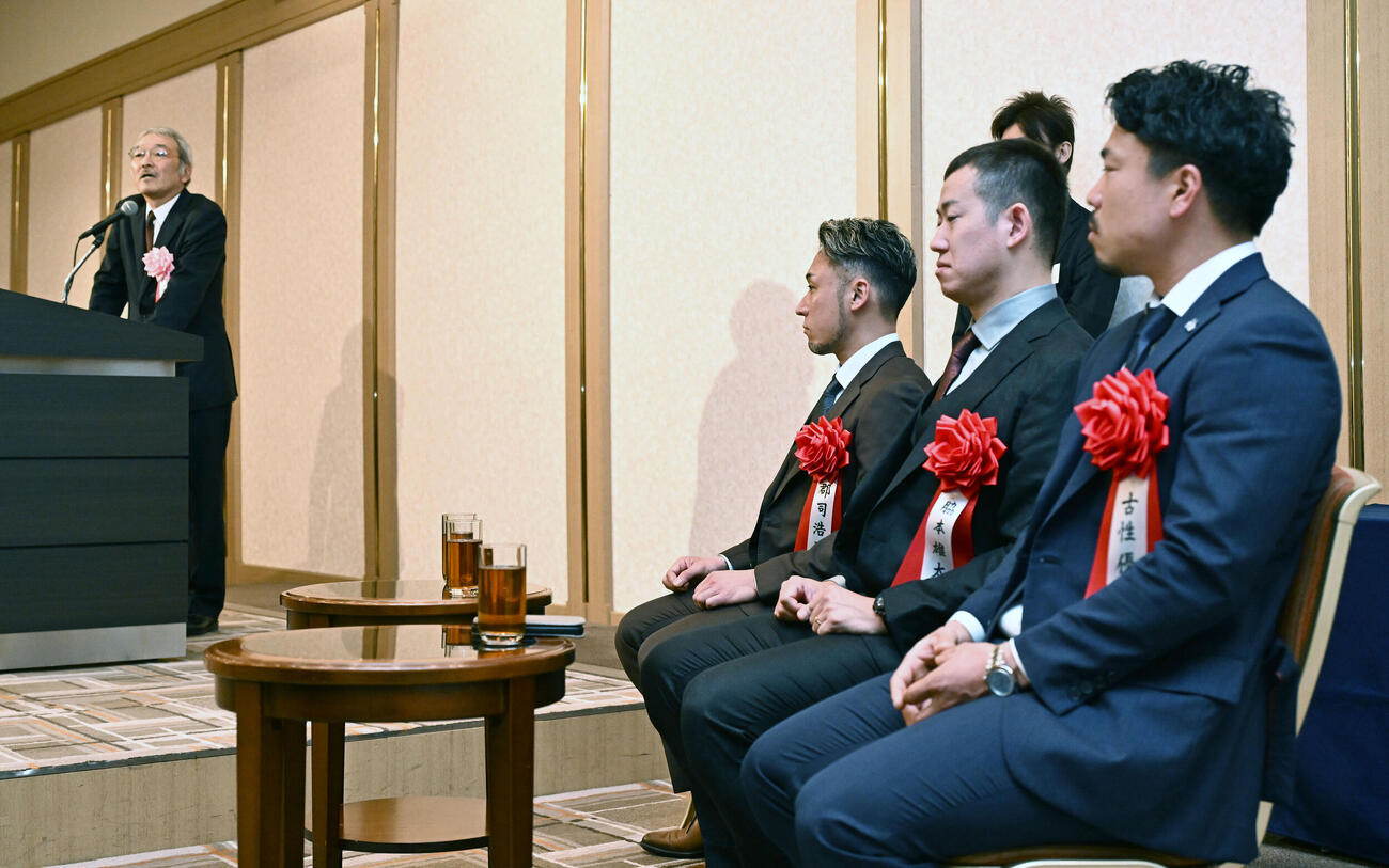 日刊スポーツ制定2025年第39回競輪年間三賞表彰式で、日刊スポーツの高田社長のあいさつを聞く右から、古性、脇本、郡司（撮影・千葉一成）