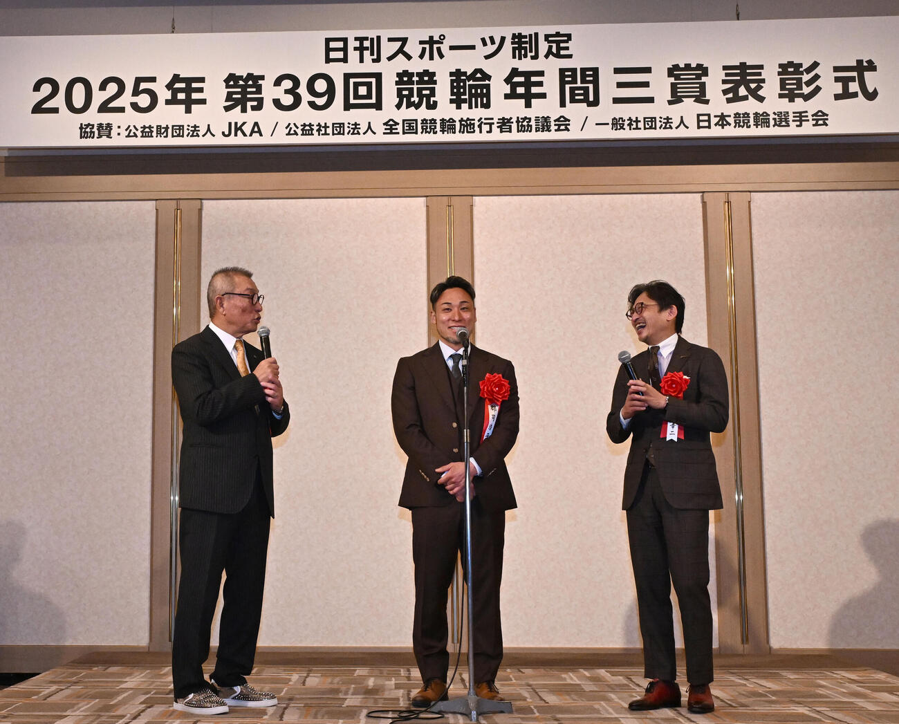 日刊スポーツ制定2025年第39回競輪年間三賞表彰式　本紙評論家の中野氏（左）、山口氏（右）とトークセッションする殊勲賞の郡司（撮影・千葉一成）