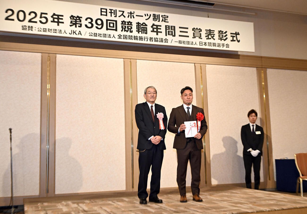 日刊スポーツ制定2025年第39回競輪年間三賞表彰式　殊勲賞を受賞し、日刊スポーツの高田社長（左）と記念写真に納まる郡司（撮影・千葉一成）