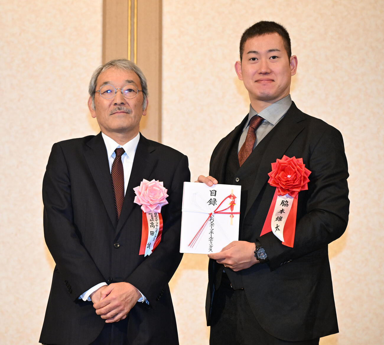 日刊スポーツ制定2025年第39回競輪年間三賞表彰式　敢闘賞を受賞し、日刊スポーツの高田社長（左）と記念写真に納まる脇本（撮影・千葉一成）
