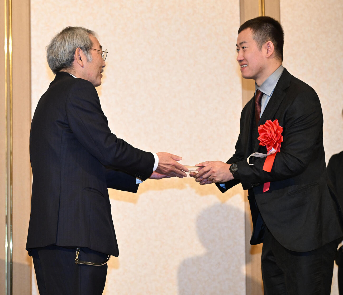 日刊スポーツ制定2025年第39回競輪年間三賞表彰式　敢闘賞を受賞し、日刊スポーツの高田社長（左）からトロフィーを贈られる脇本（撮影・千葉一成）