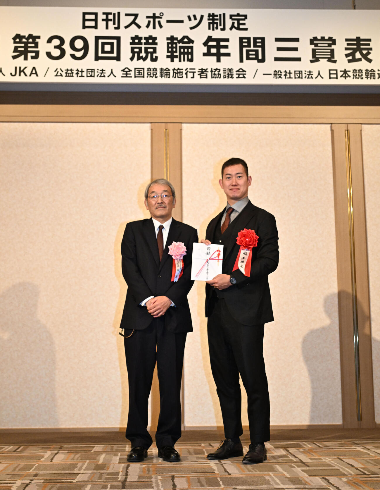 日刊スポーツ制定2025年第39回競輪年間三賞表彰式　敢闘賞を受賞し、日刊スポーツの高田社長（左）と記念写真に納まる脇本（撮影・千葉一成）