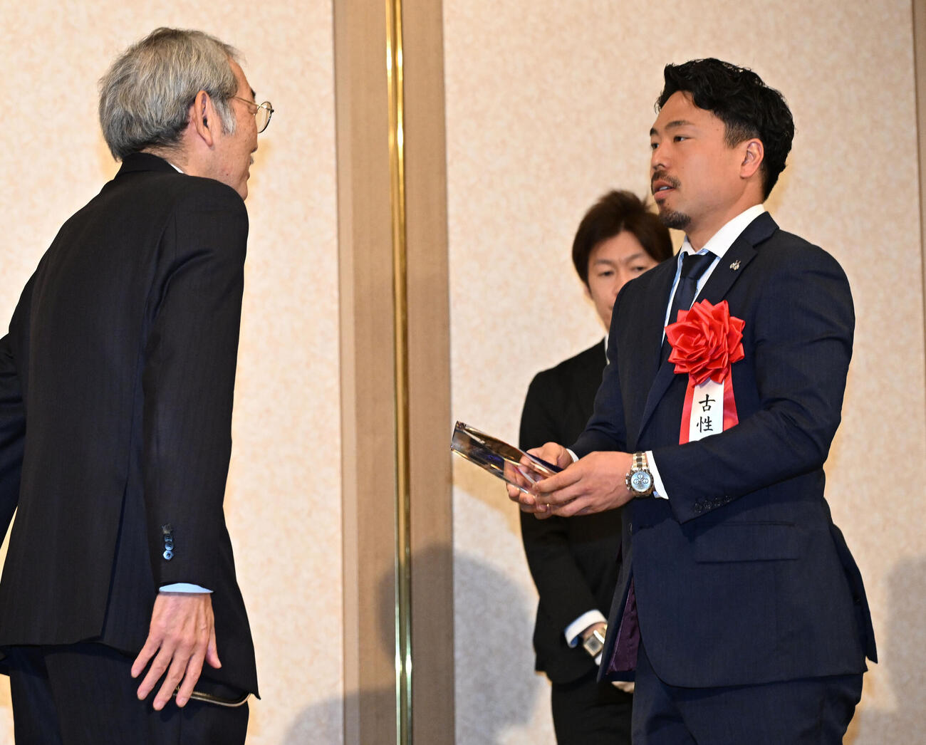 日刊スポーツ制定2025年第39回競輪年間三賞表彰式　技能賞を受賞し、日刊スポーツの高田社長（左）からトロフィーを贈られる古性（撮影・千葉一成）