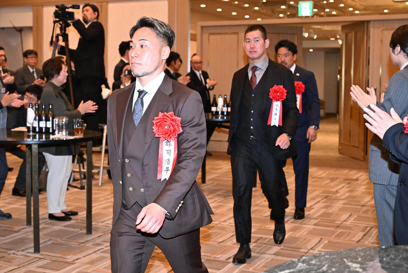 日刊スポーツ制定2025年第39回競輪年間三賞表彰式に臨む、左から郡司、脇本、古性（撮影・千葉一成）