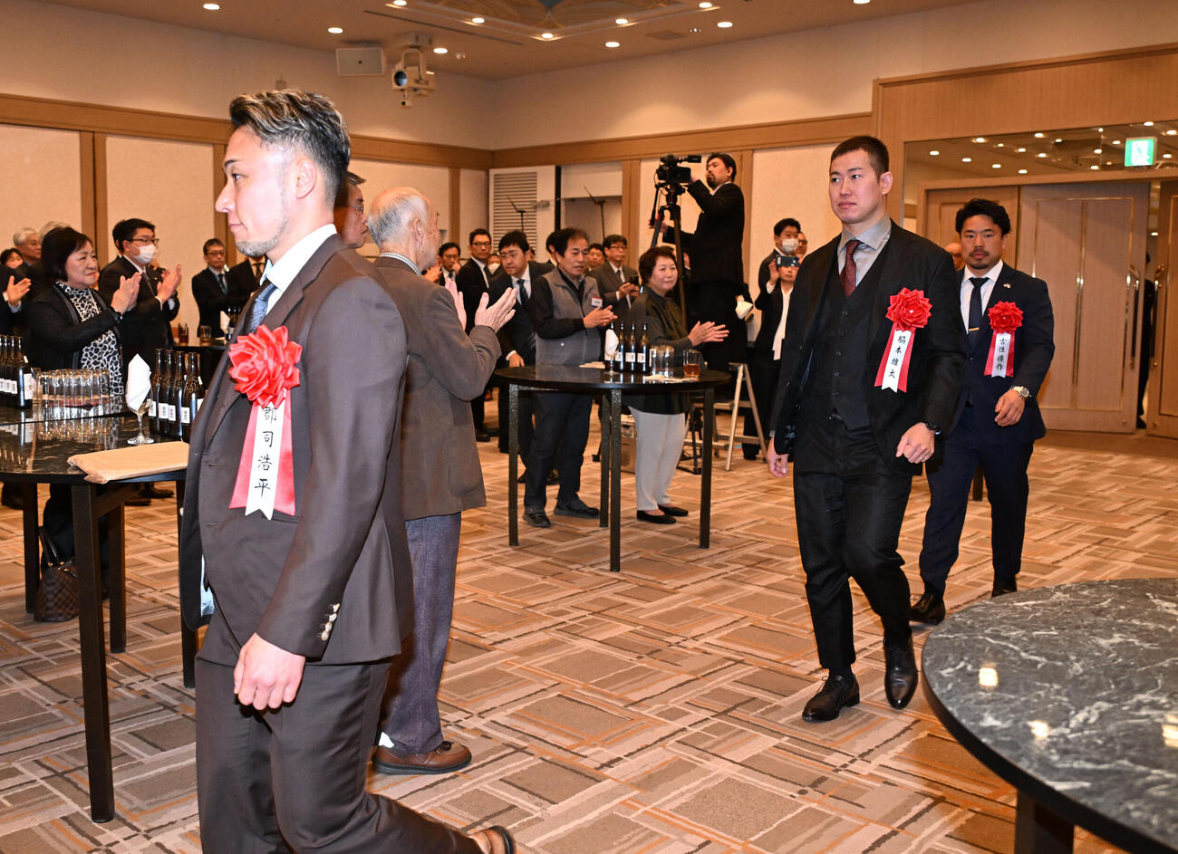 日刊スポーツ制定2025年第39回競輪年間三賞表彰式に臨む、左から郡司、脇本、古性（撮影・千葉一成）