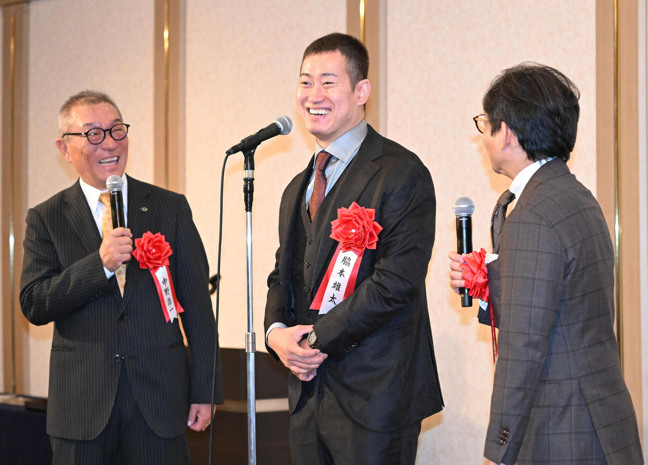 日刊スポーツ制定2025年第39回競輪年間三賞表彰式　本紙評論家の中野氏（左）、山口氏（右）とトークセッションする敢闘賞の脇本（撮影・千葉一成）