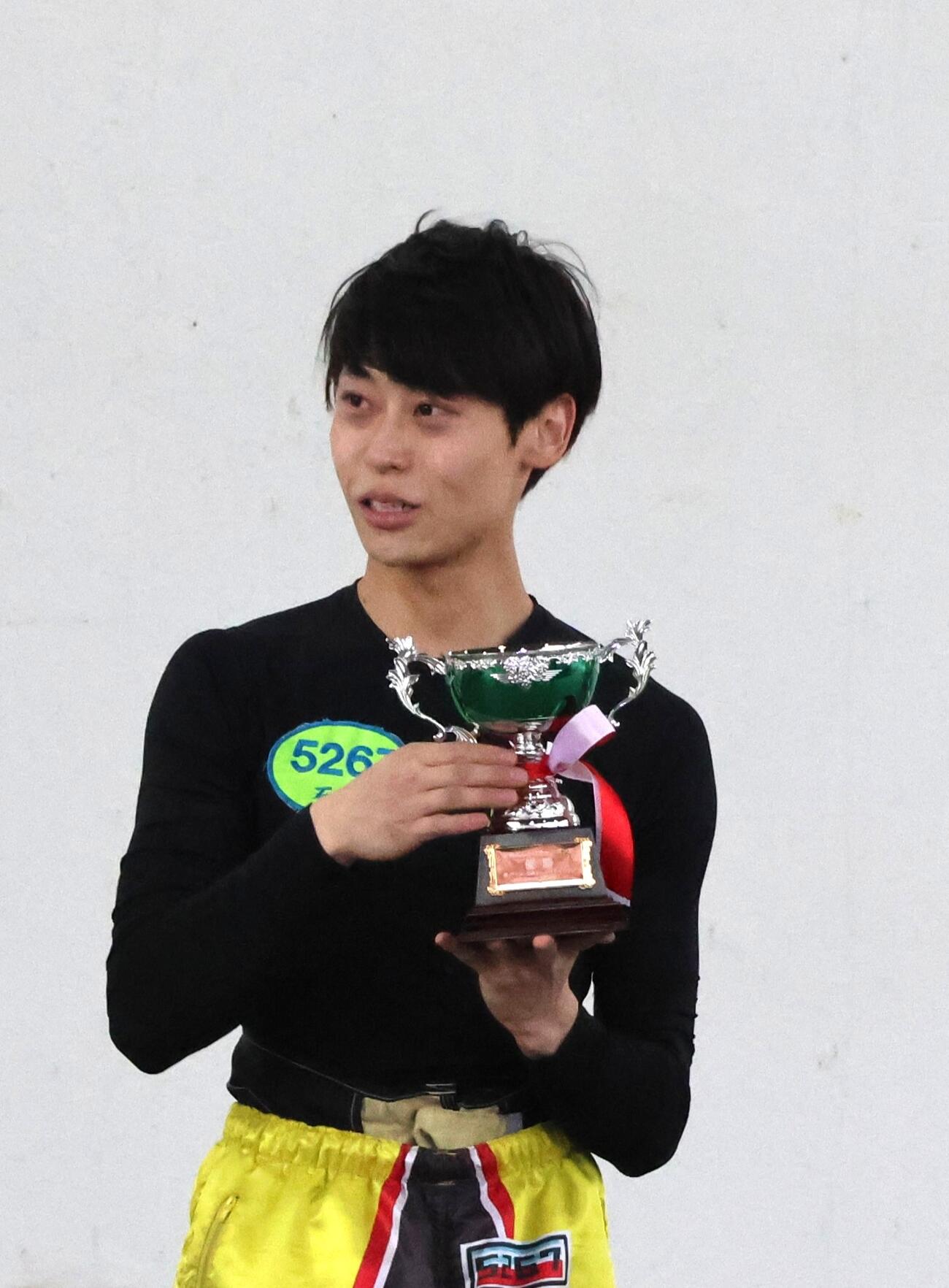 優勝戦は石本裕武がVをもぎ取り、優勝カップを手にした（撮影・北條直治）