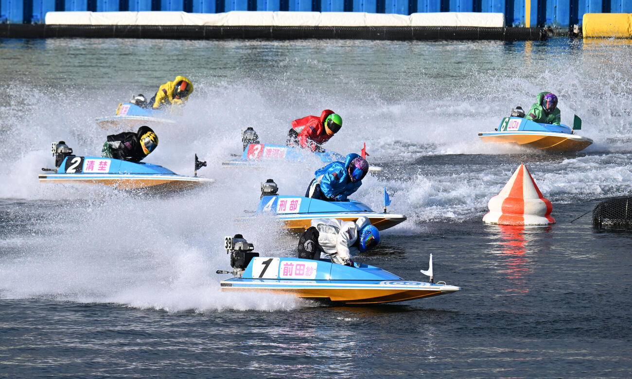 鳴門11R 1周目2マークをトップで回る4845前田紗希、2着4590渡辺優美、3着4738清埜翔子（撮影・和賀正仁）