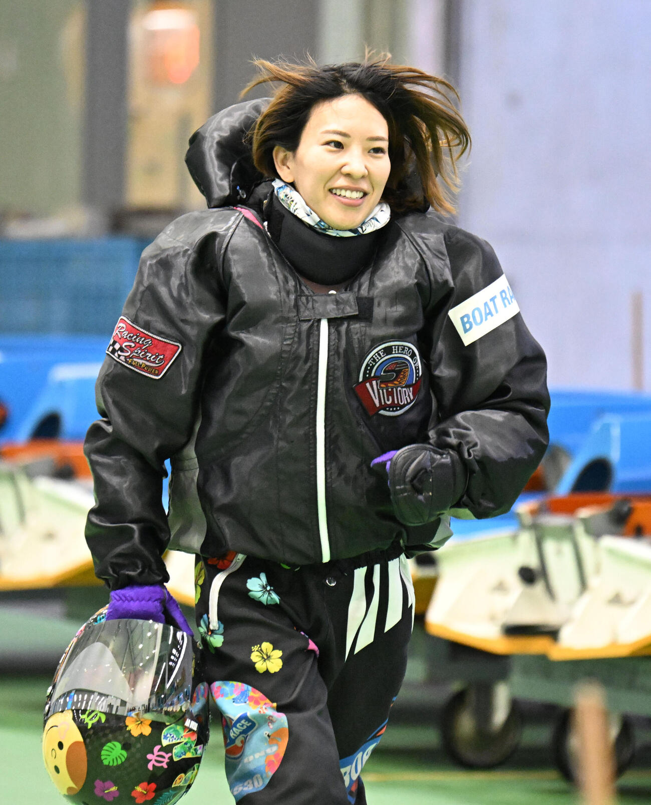 鳴門12Rを制し、笑顔で駆ける小野生奈（撮影・和賀正仁）