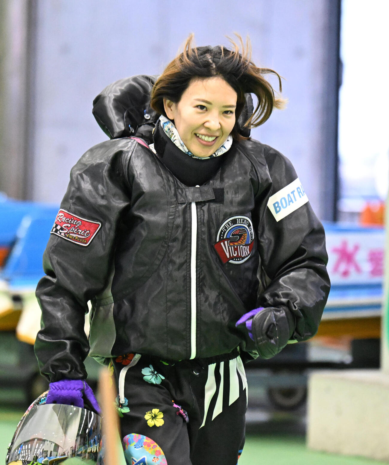 鳴門12Rを制し、笑顔で駆ける小野生奈（撮影・和賀正仁）