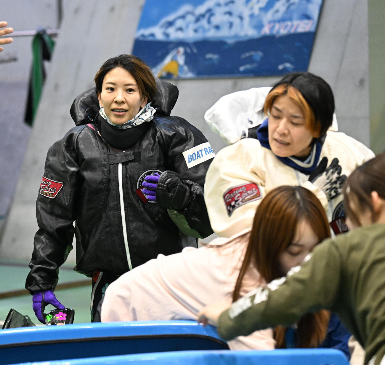 鳴門12Rを制した小野生奈、手前は2着遠藤エミ（撮影・和賀正仁）