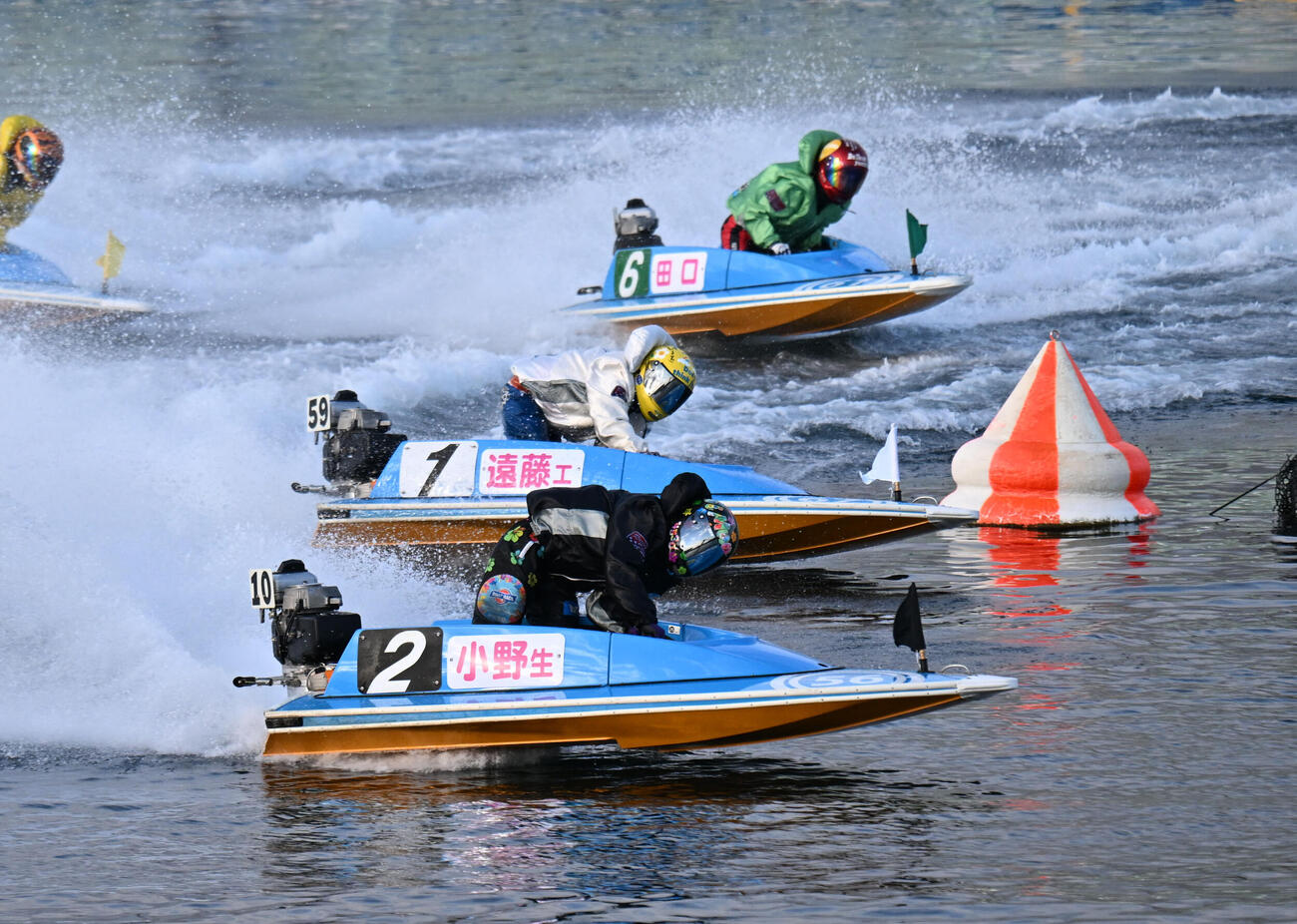 鳴門12R 1周目2マークをトップで回る小野生奈、2着遠藤エミ、3着田口節子（撮影・和賀正仁）