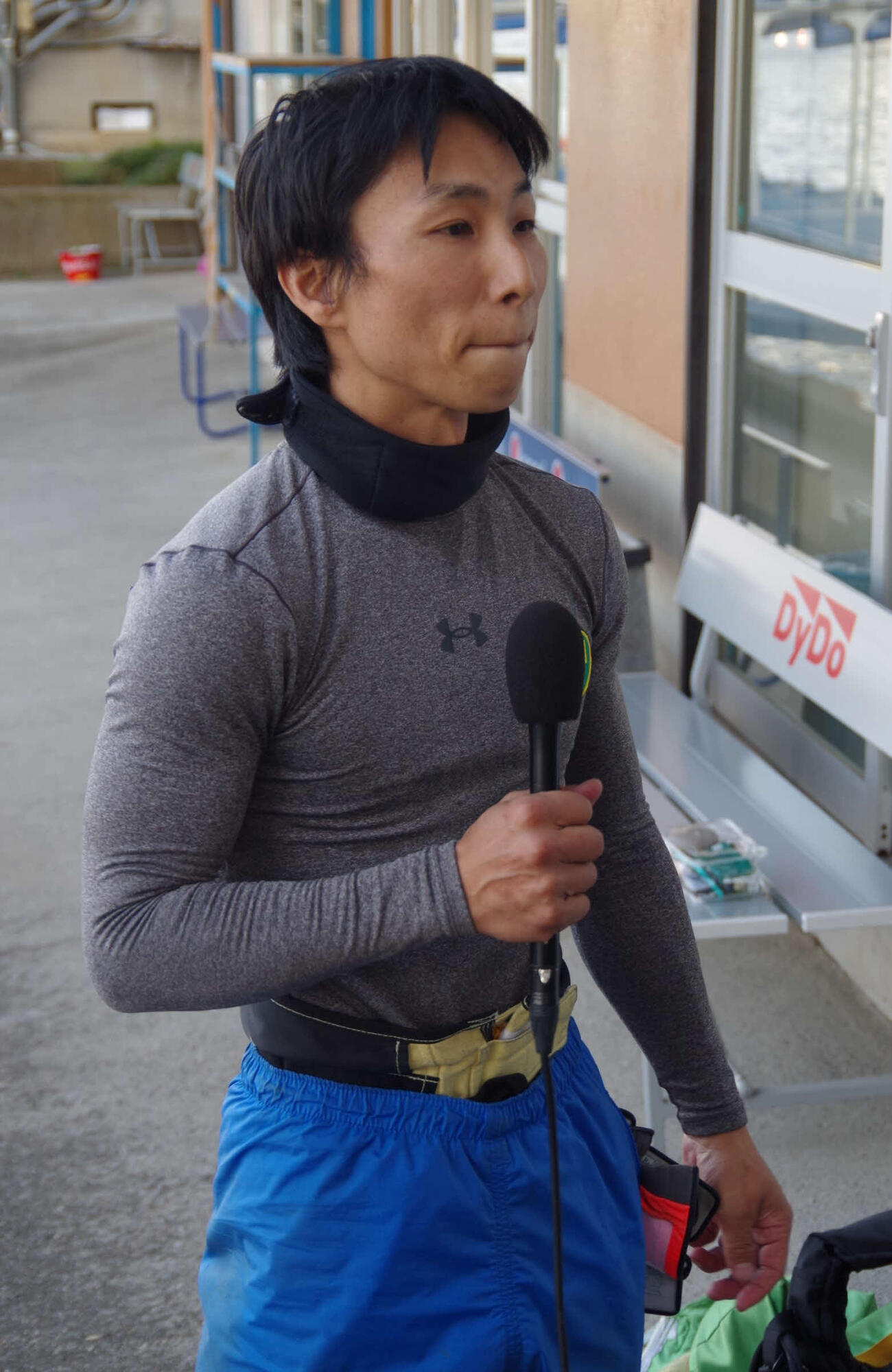 里岡右貴が優勝しインタビューを受ける