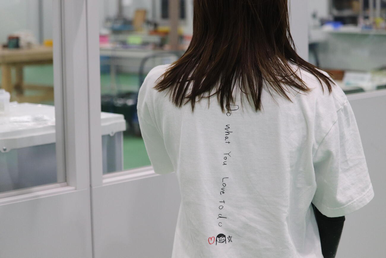 鎌倉涼がお守りにしたTシャツ。背中は愛息がデザイン