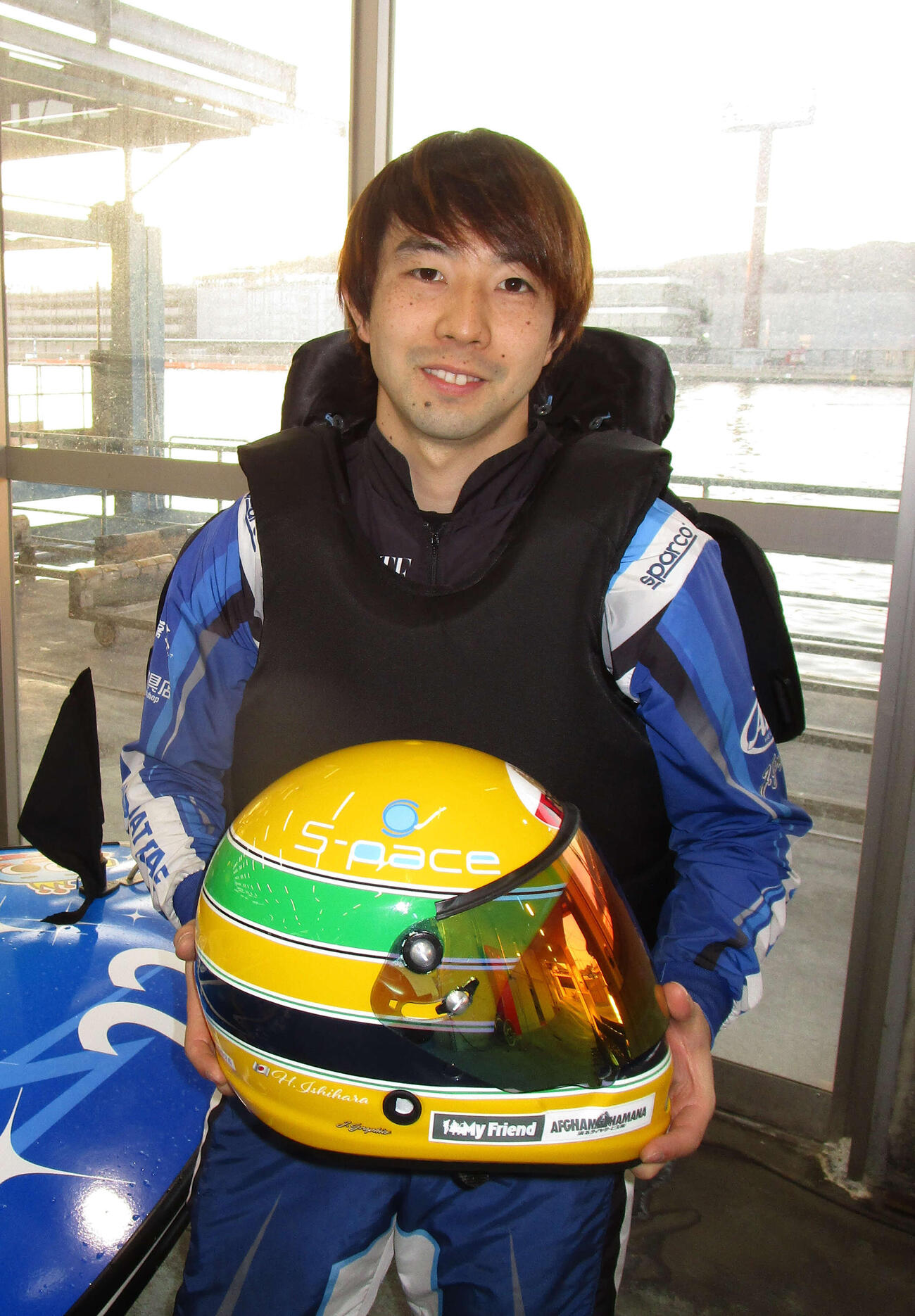 アイルトン・セナと同じカラーリングのヘルメットで戦っている石原光