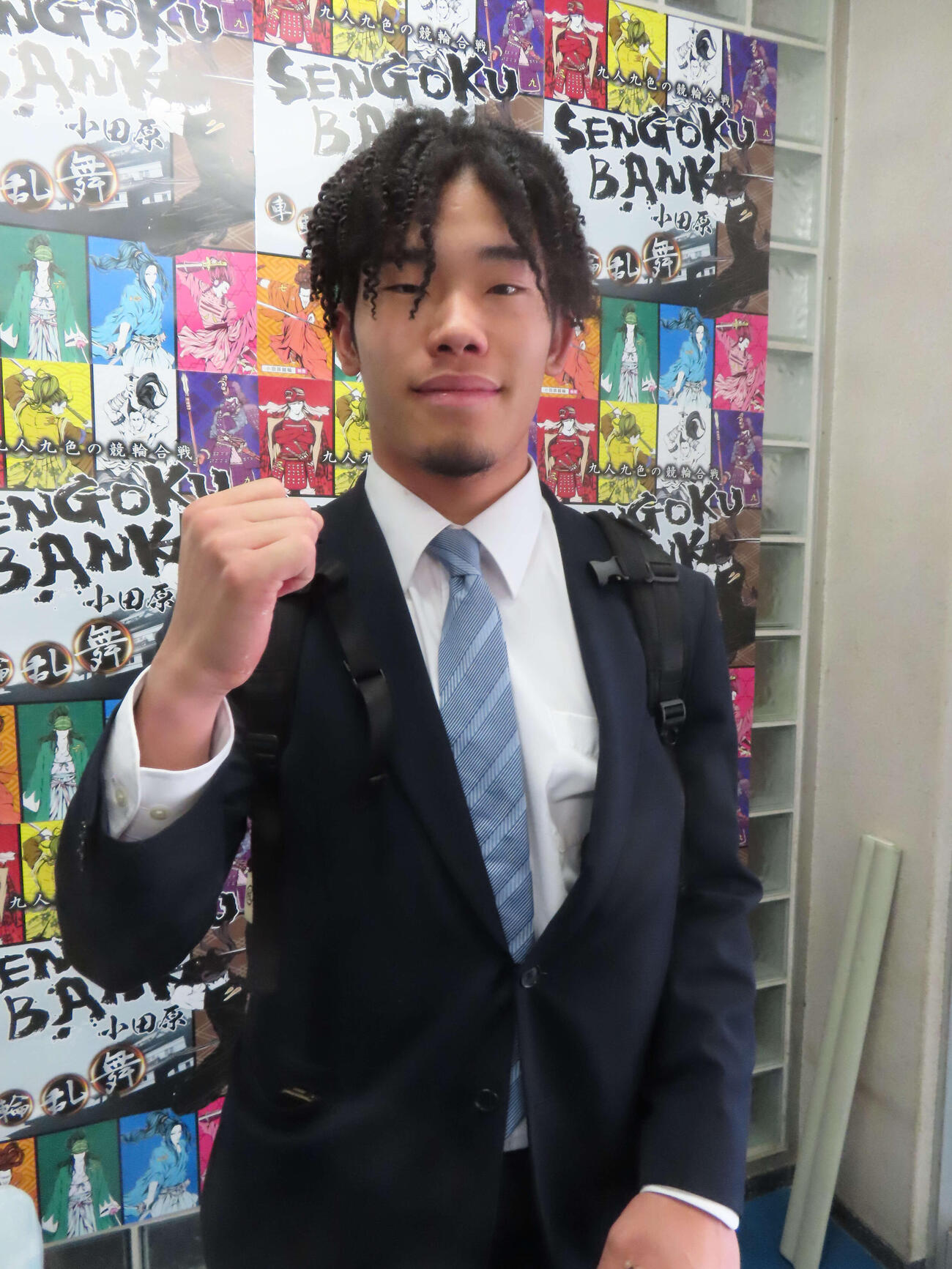 独特のへヘアスタイルで検車入りする岩辺陸