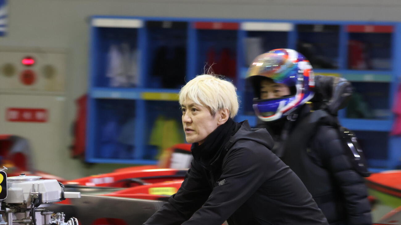 今節2勝目を飾った藤岡俊介は中止決定後、準備していた選手たちのエンジンを整備室へ運んでいた