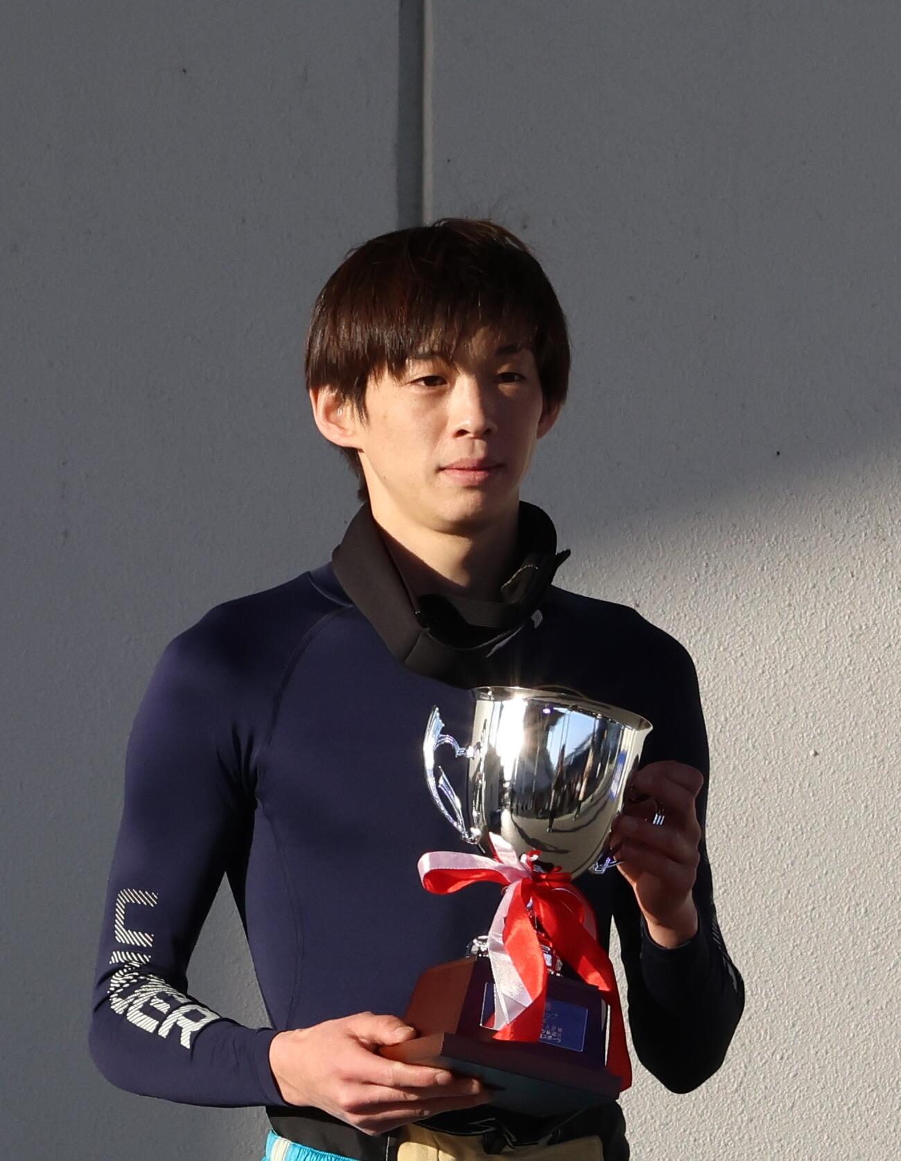 優勝戦は小池修平がV奪取。しっかり優勝カップを手にした（撮影・北條直治）
