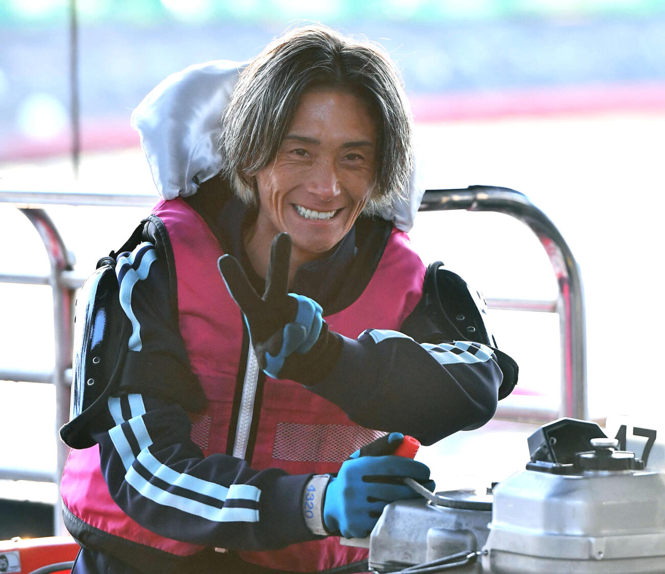 笑顔でピースサインの峰竜太。初日は8R1走に集中する