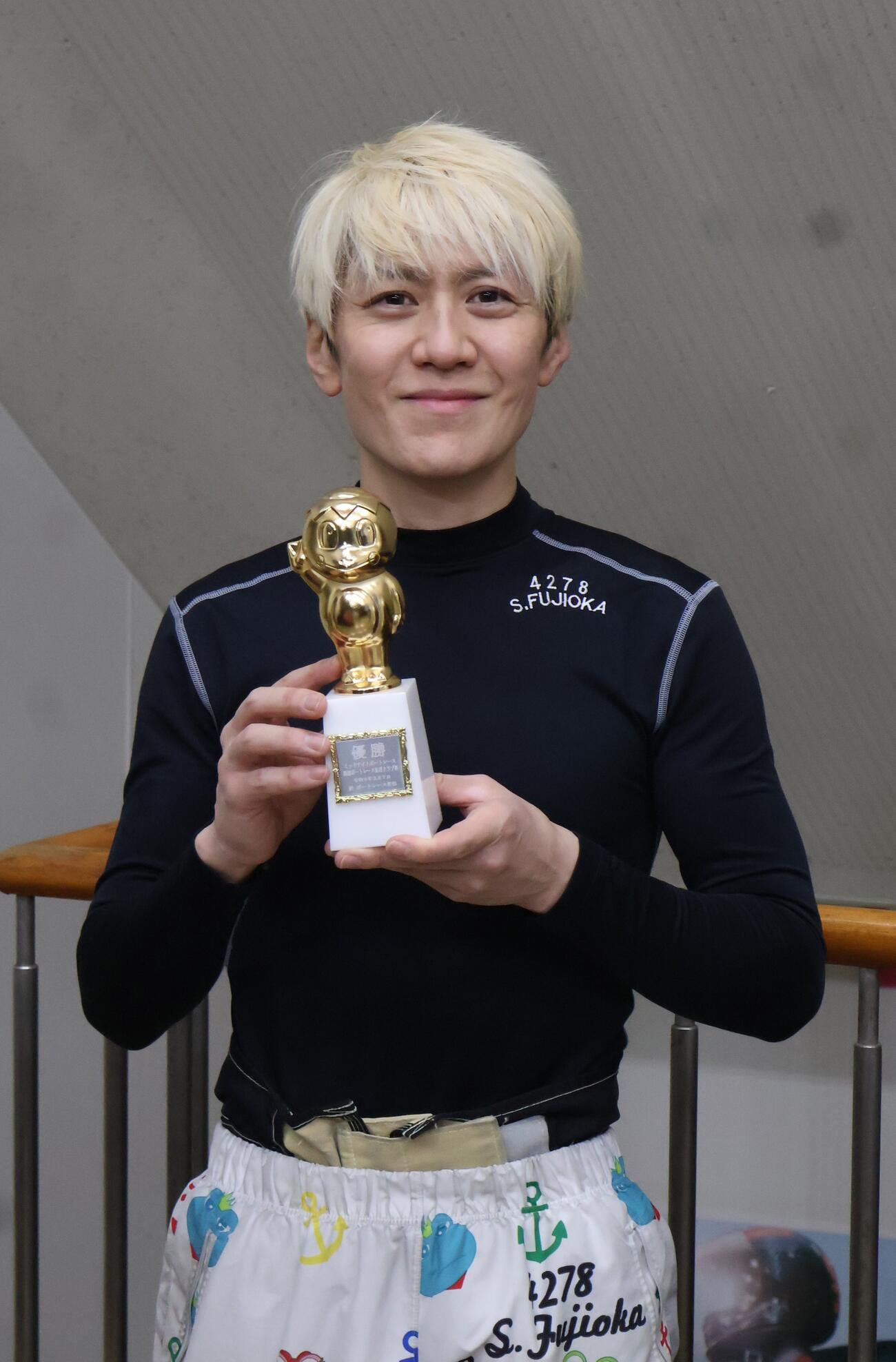 インから逃げ切った藤岡俊介が今年初優勝を飾り、かっぱくんトロフィーを手に笑顔を見せた