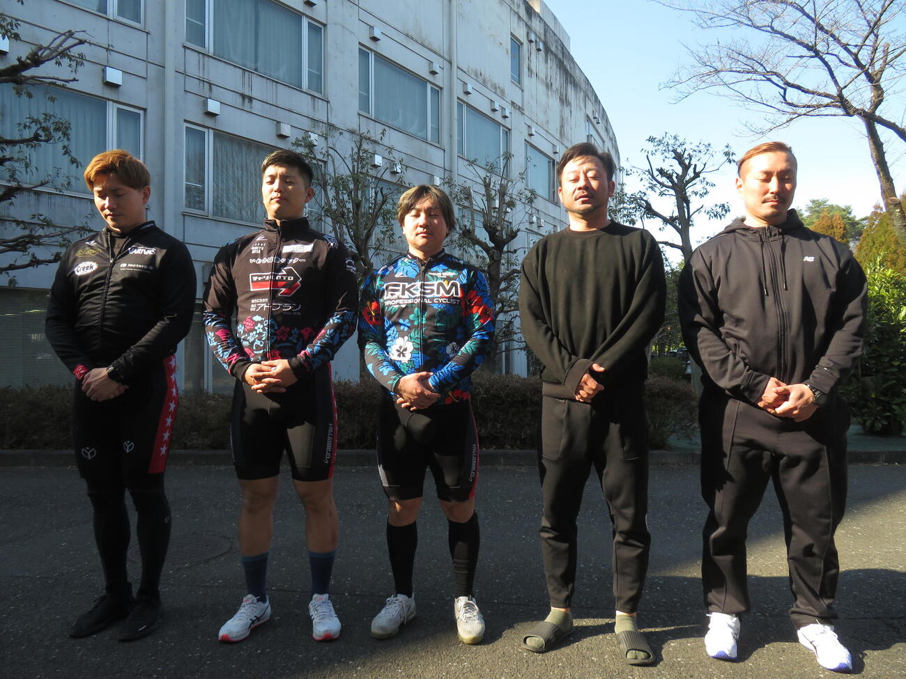 東日本大震災が発生した午後2時46分に黙とうをささげる右から飯野祐太、山崎芳仁、佐々木堅次、比佐宝太、中田雄喜の福島5選手（撮影・栗田文人）