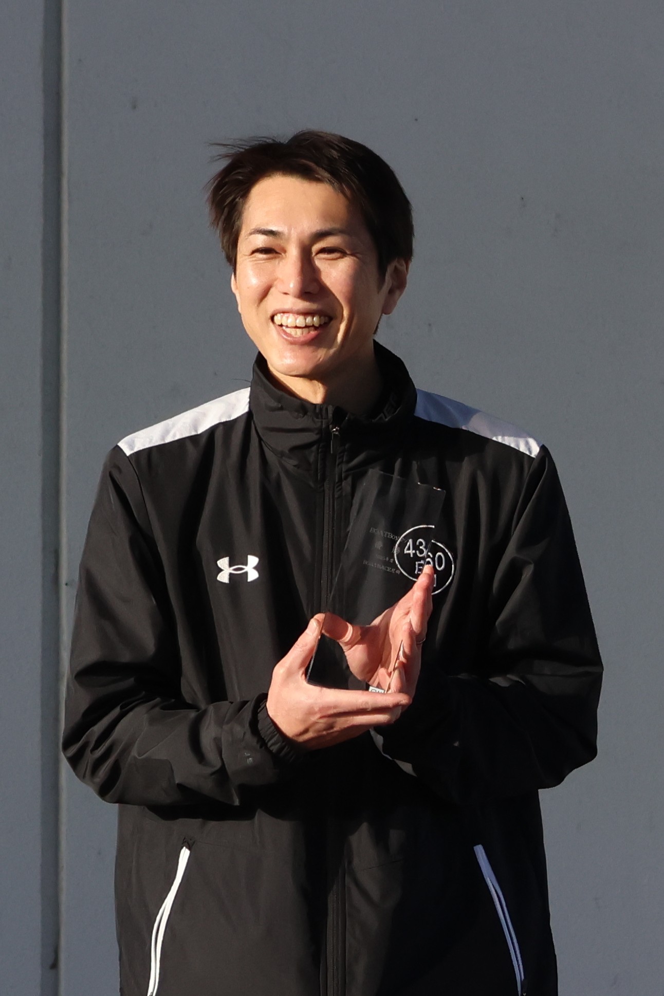 優勝戦は庄司孝輔がVをつかむ。優勝トロフィーを手に笑顔を見せた（撮影・北條直治）