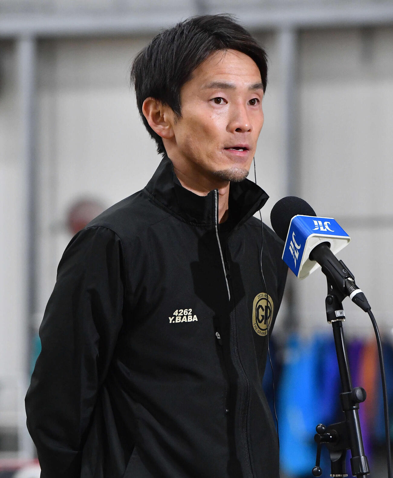 8Rの勝利インタビューを受ける馬場貴也（撮影・岩下翔太）