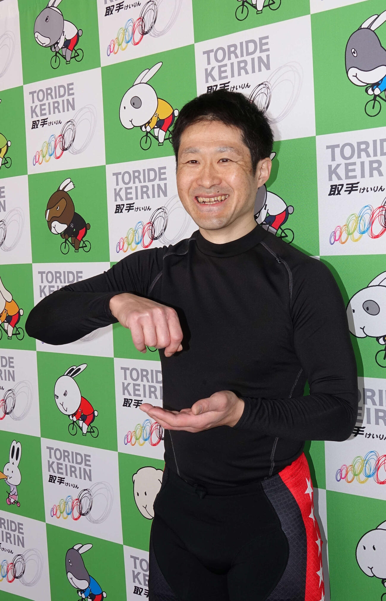 お茶たてポーズを披露する松永将
