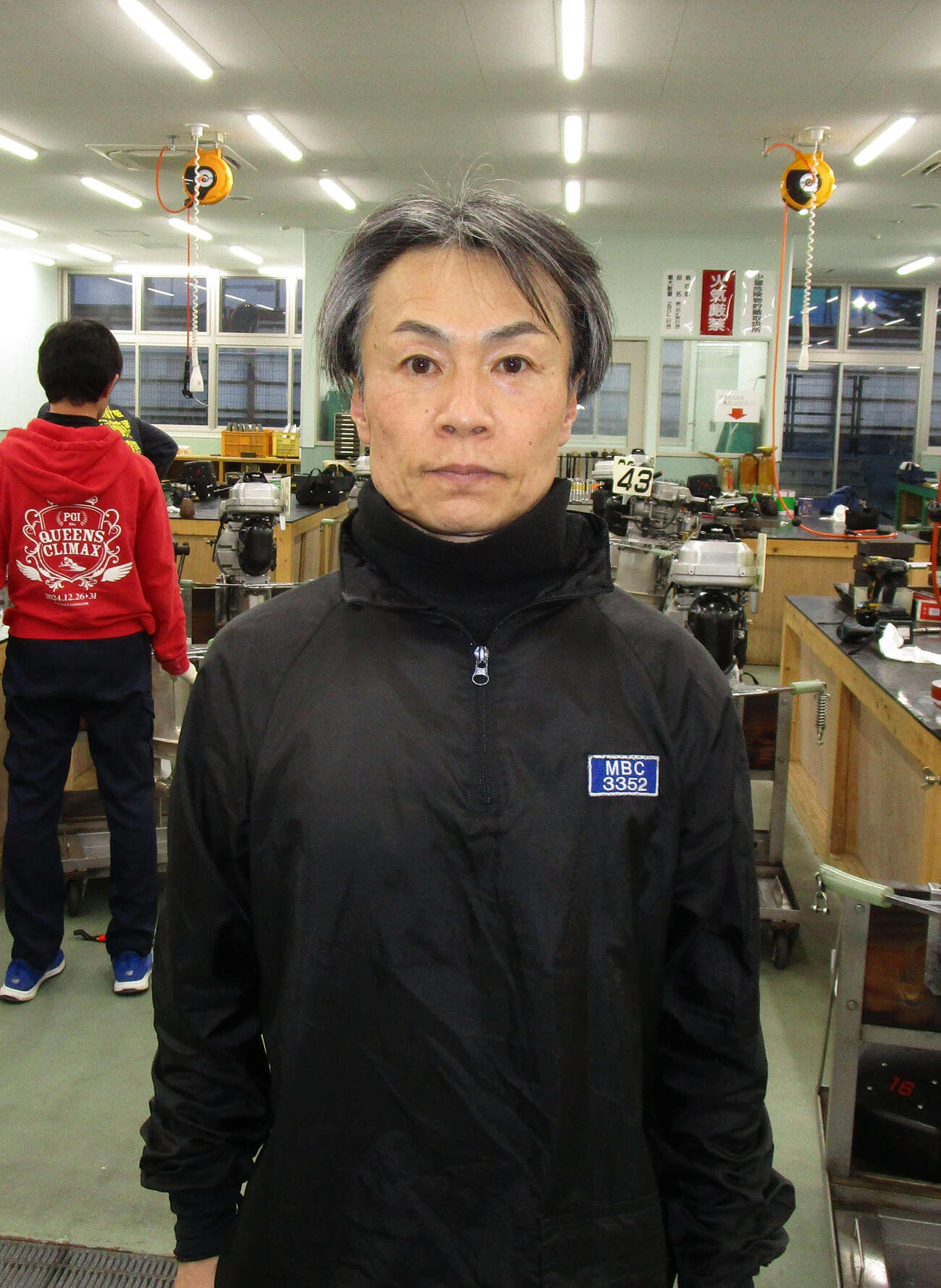 ピット離れ抜群のエンジンを引いてしまった小川晃司。ペラをたたき変えて回り足で勝負する