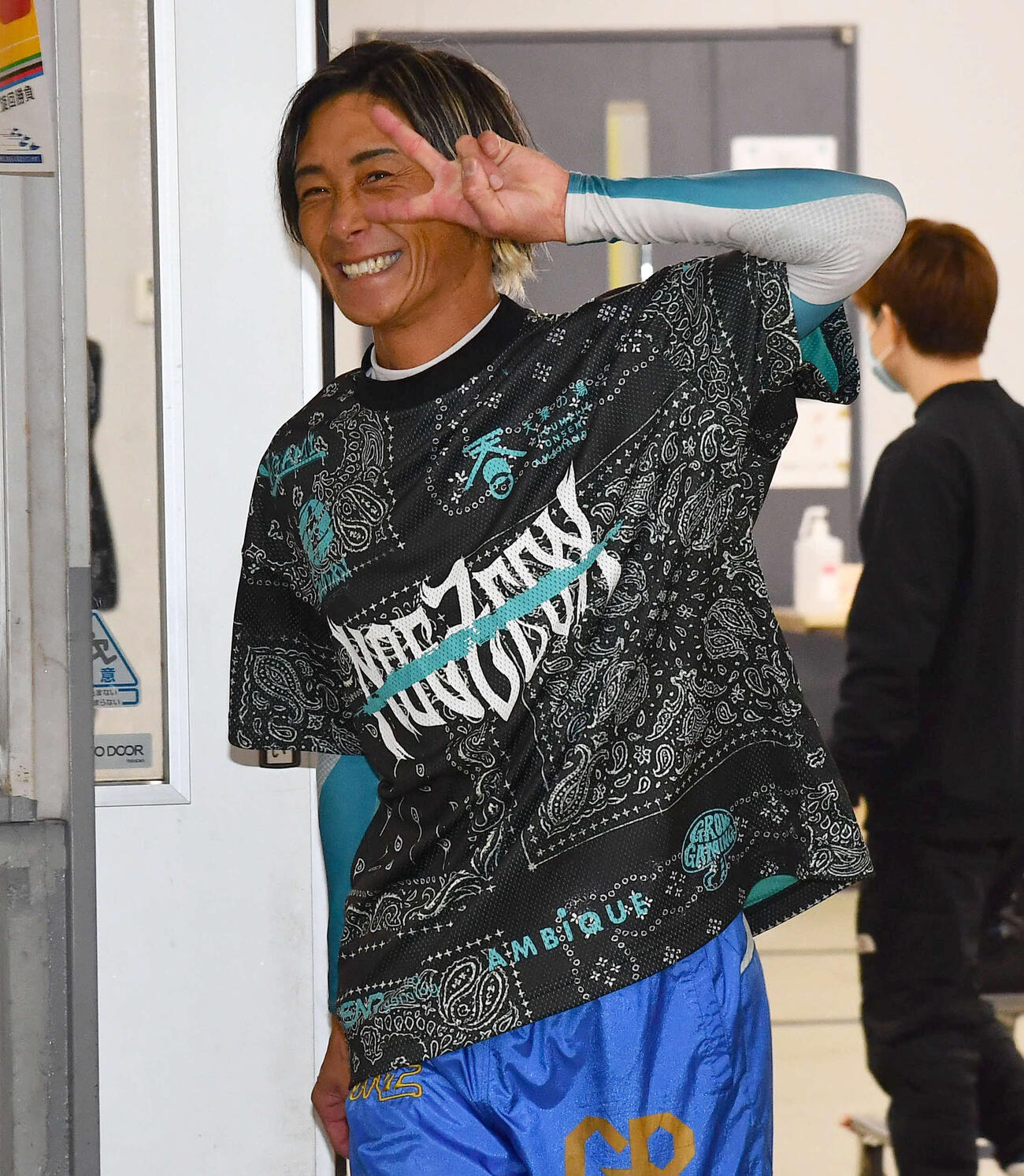 G1海の王者決定戦5日目　9R準優勝戦、勝利した4320峰竜太は笑顔でピースサインを見せる（撮影・岩下翔太）