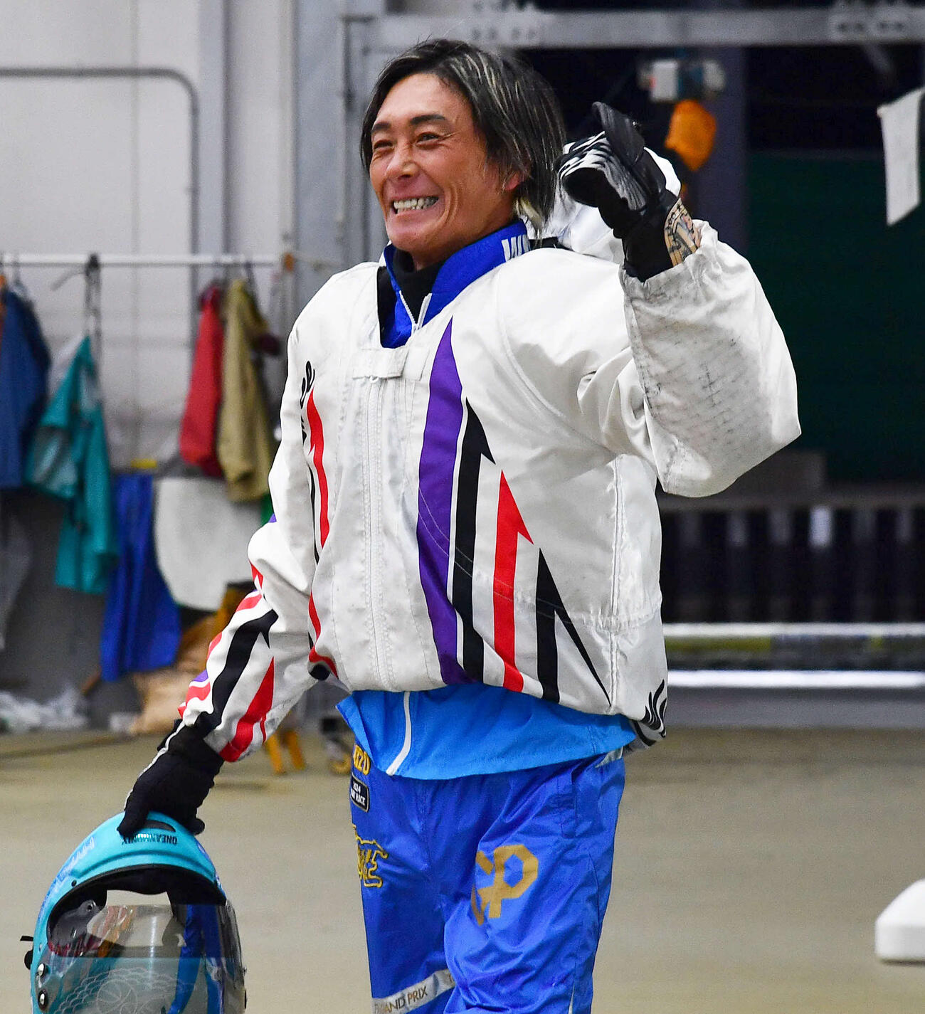 G1海の王者決定戦5日目　9R準優勝戦、1着で優出を決め、笑顔でガッツポーズする4320峰竜太（撮影・岩下翔太）