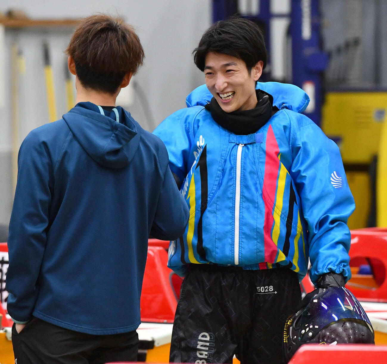 10R準優勝戦、2着でG1初優出を決めた原田才一郎（右）は中村日向と笑顔でタッチを交わす（撮影・岩下翔太）