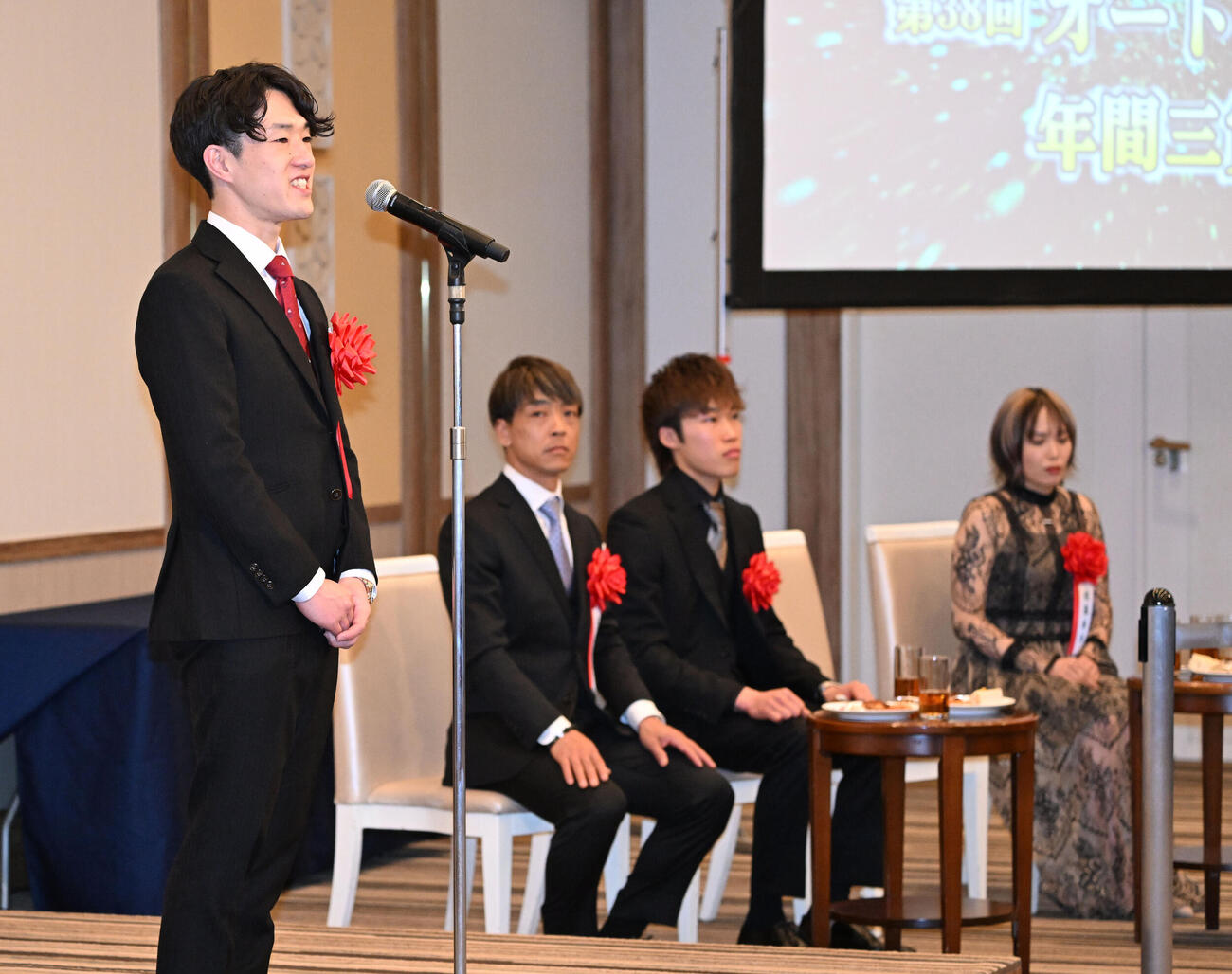 第38回オートレース年間三賞表彰式で、技能賞を受賞し、喜びを話す黒川京介（左）（撮影・千葉一成）