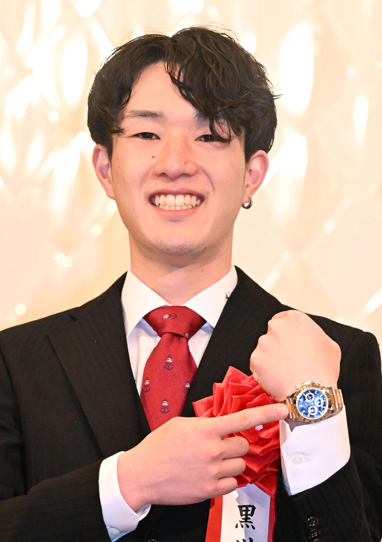 第38回オートレース年間三賞表彰式で、技能賞を受賞し、自身への褒美に買った腕時計を披露する黒川京介（撮影・千葉一成）