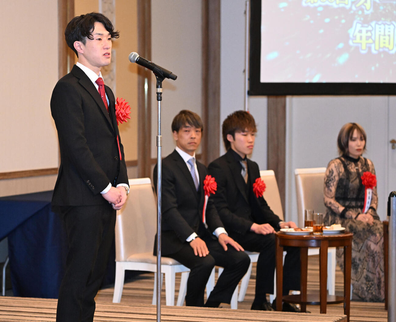 第38回オートレース年間三賞表彰式で、技能賞を受賞し、喜びを話す黒川京介（撮影・千葉一成）
