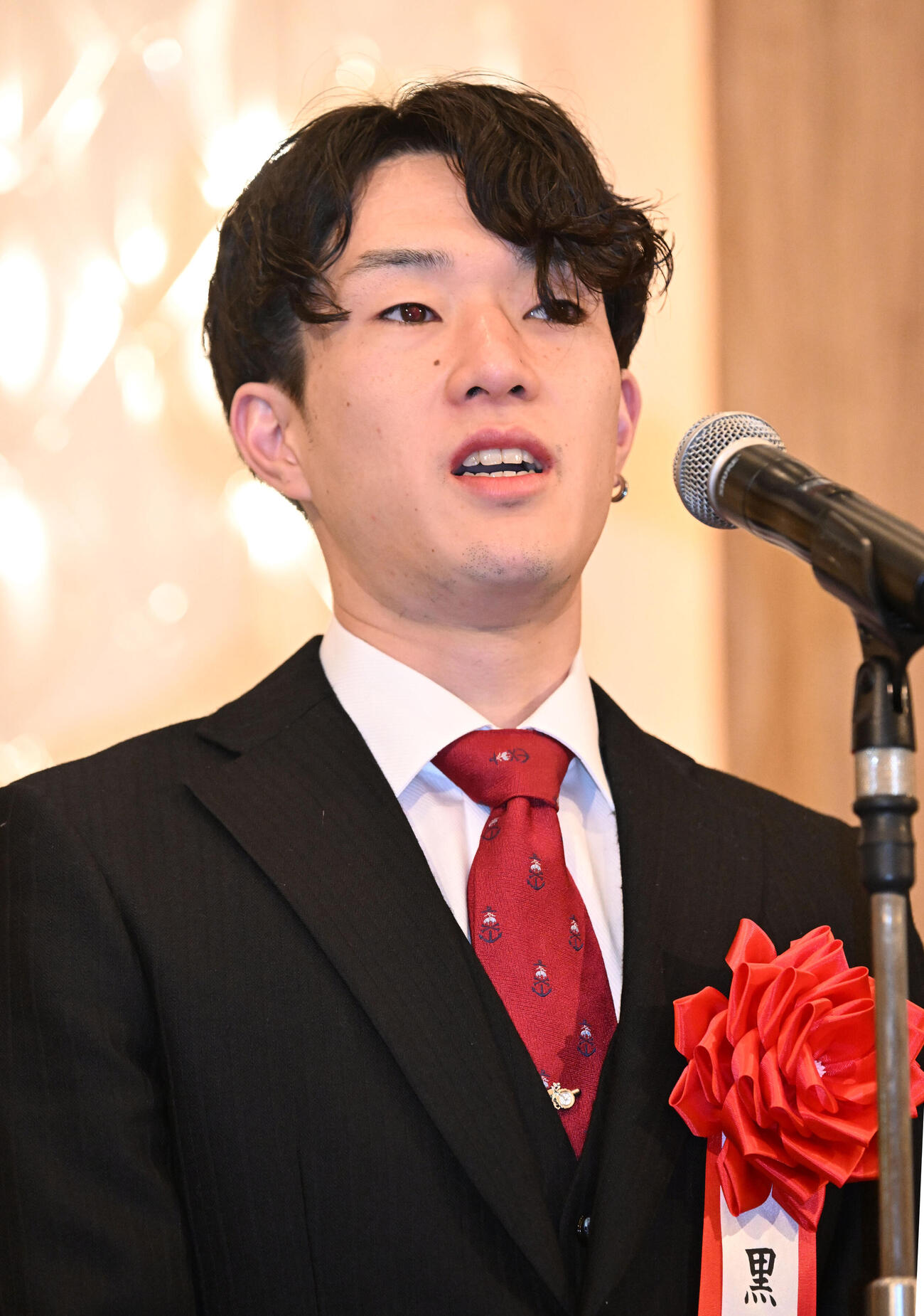 第38回オートレース年間三賞表彰式で、技能賞を受賞し、喜びを話す黒川京介（撮影・千葉一成）