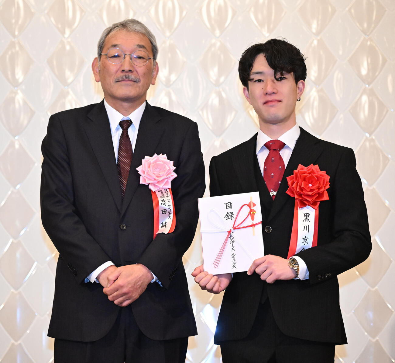 第38回オートレース年間三賞表彰式で、日刊スポーツホールディングスの高田社長（左）と記念写真に納まる技能賞を受賞した黒川京介（撮影・千葉一成）
