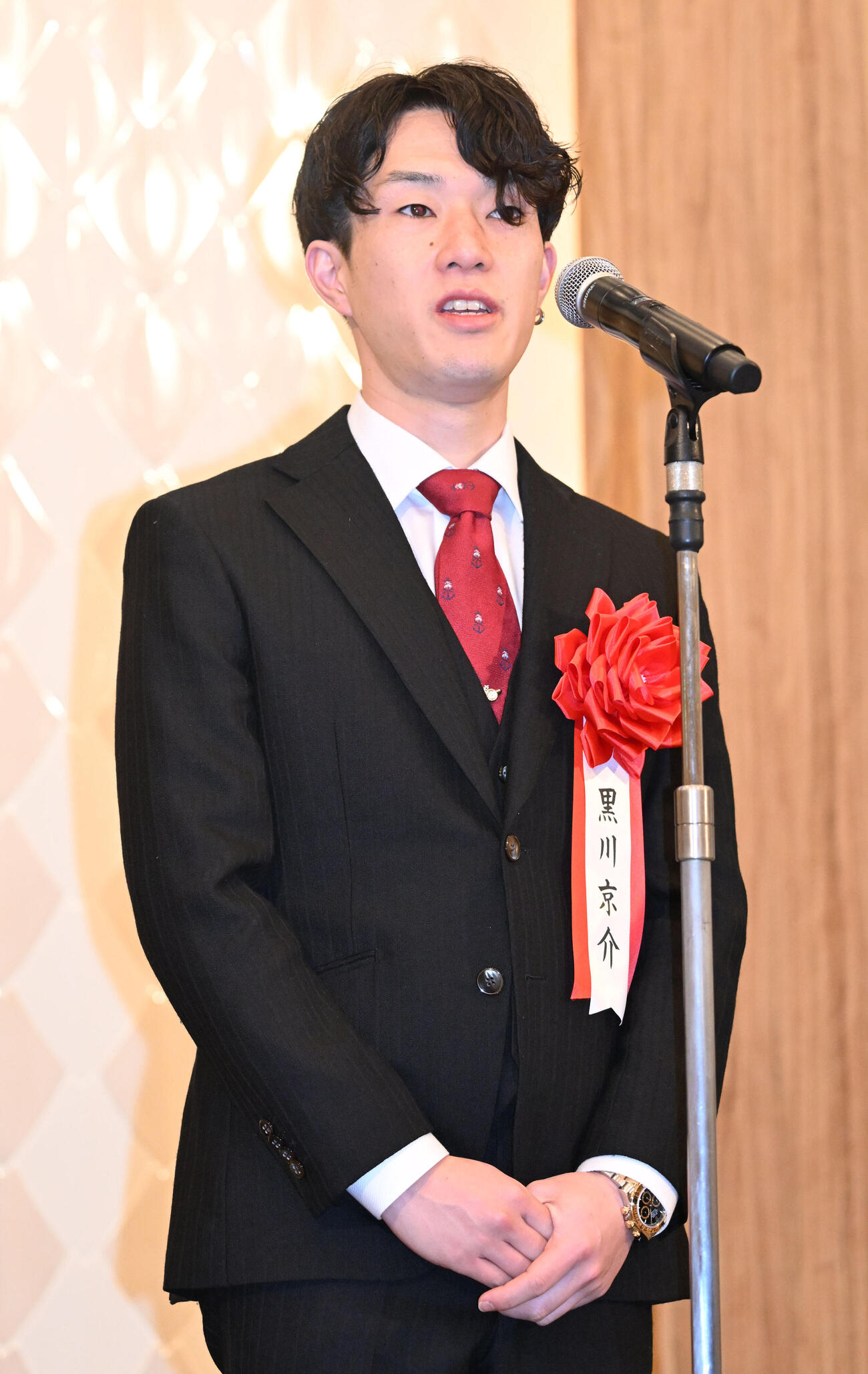 第38回オートレース年間三賞表彰式で、技能賞を受賞し、喜びを話す黒川京介（撮影・千葉一成）