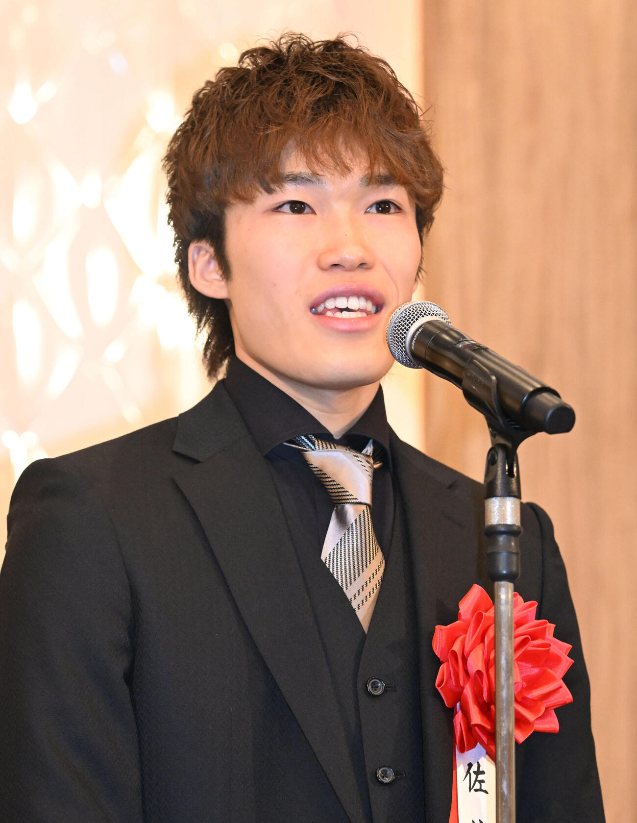 第38回オートレース年間三賞表彰式で、敢闘賞を受賞し、喜びを話す佐藤励（撮影・千葉一成）