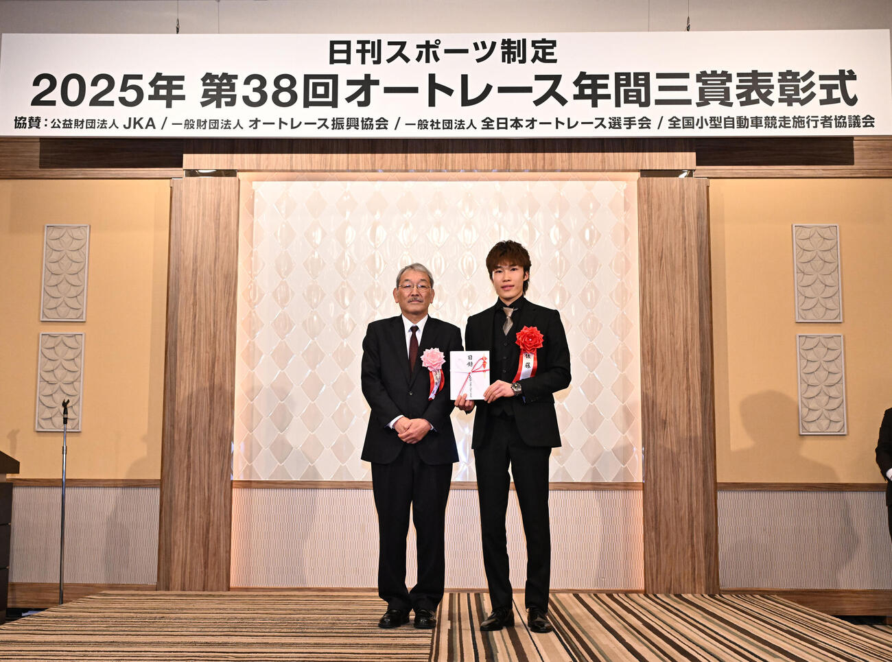 第38回オートレース年間三賞表彰式で、日刊スポーツホールディングスの高田社長（左）と記念写真に納まる敢闘賞を受賞した佐藤励（撮影・千葉一成）