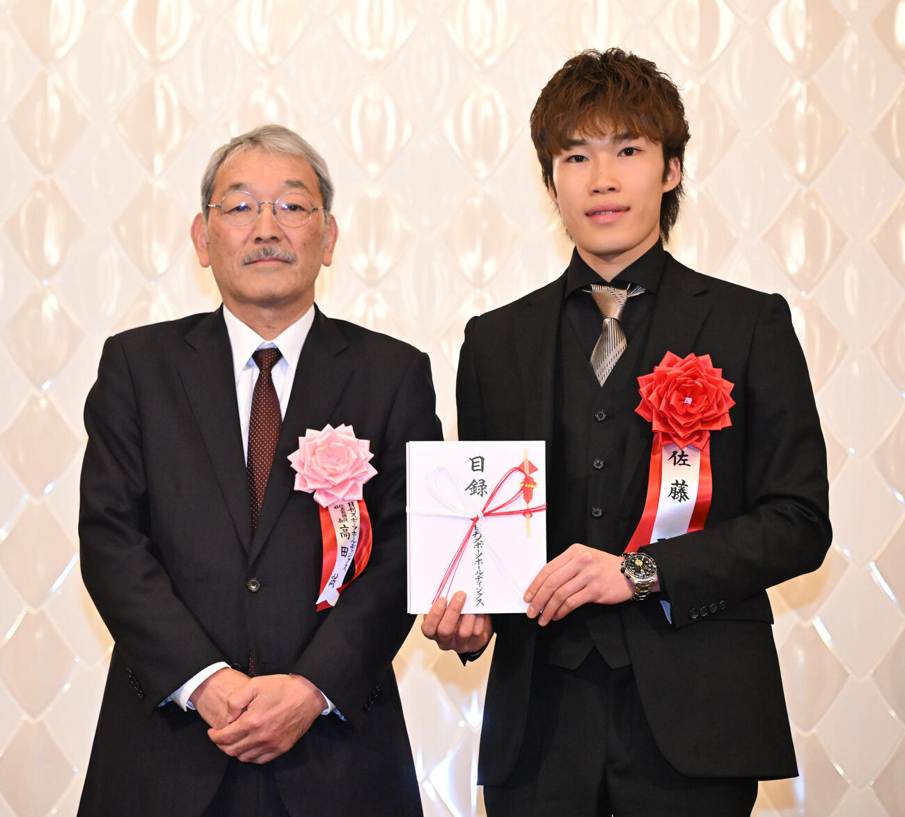 第38回オートレース年間三賞表彰式で、日刊スポーツホールディングスの高田社長（左）と記念写真に納まる敢闘賞を受賞した佐藤励（撮影・千葉一成）