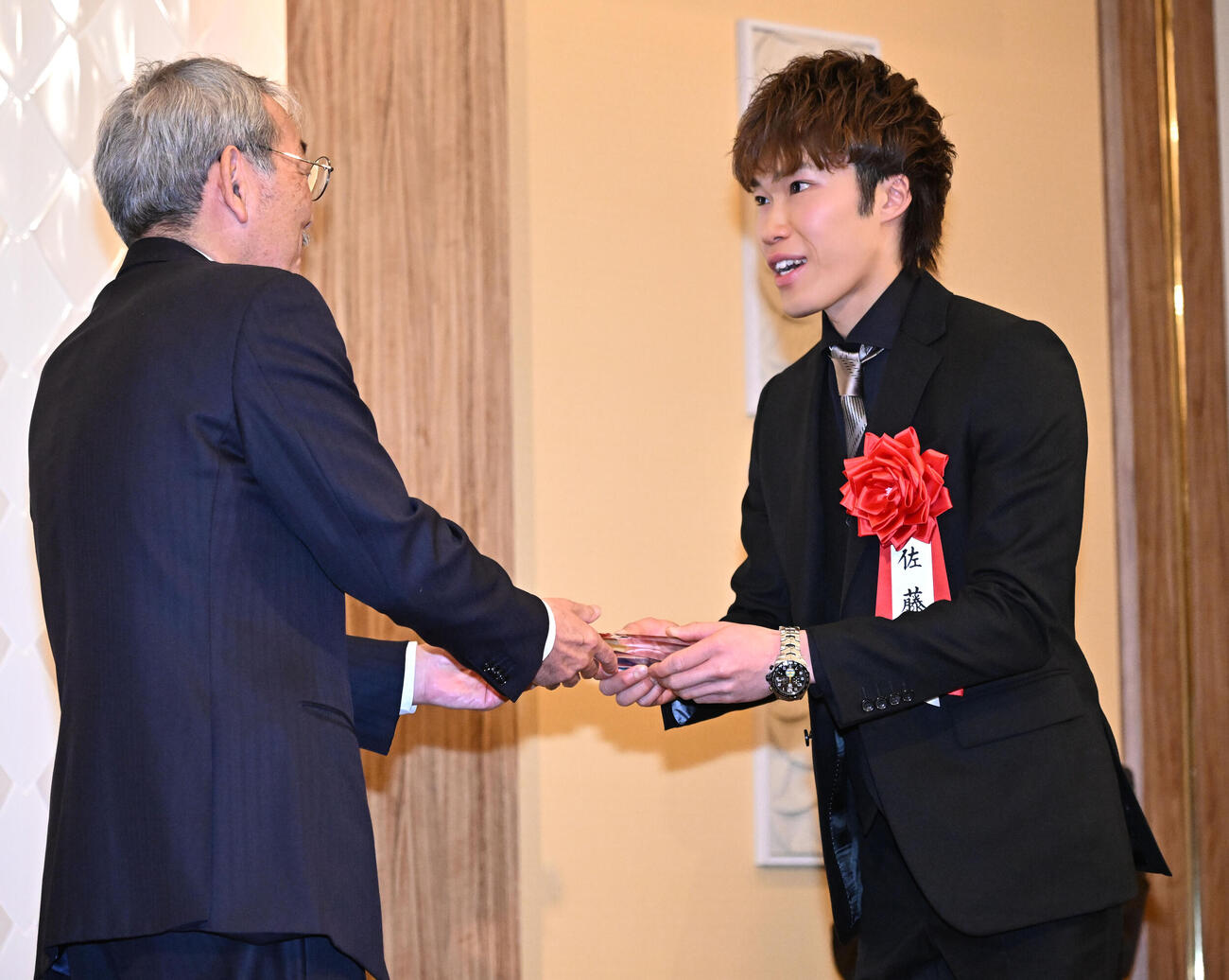 第38回オートレース年間三賞表彰式で、日刊スポーツホールディングスの高田社長（左）から記念の盾を贈られる敢闘賞を受賞した佐藤励（撮影・千葉一成）