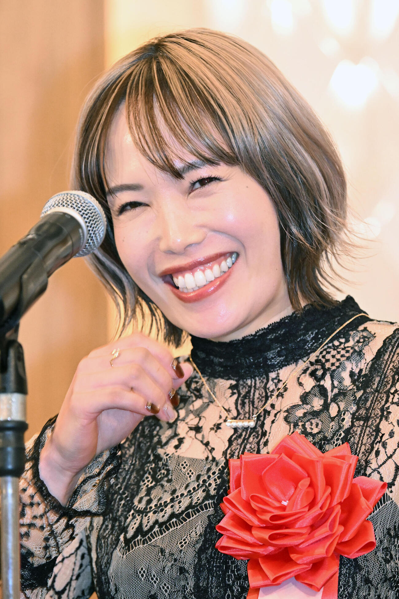 第38回オートレース年間三賞表彰式で、女子特別賞を受賞し、喜びを話す佐藤摩弥（撮影・千葉一成）