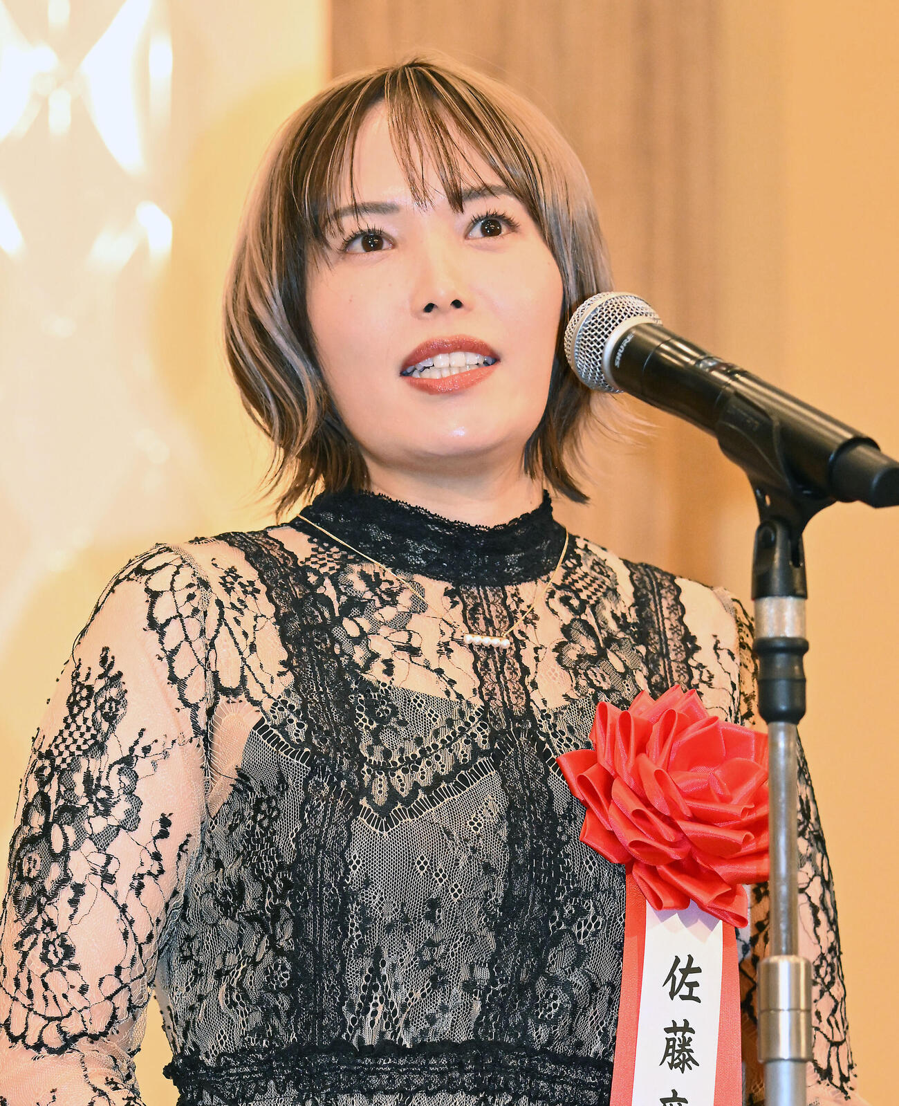 第38回オートレース年間三賞表彰式で、女子特別賞を受賞し、喜びを話す佐藤摩弥（撮影・千葉一成）