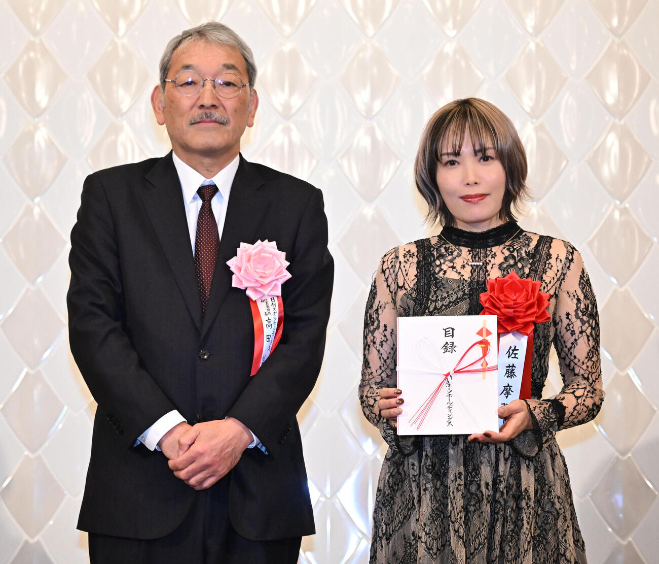 第38回オートレース年間三賞表彰式で、日刊スポーツホールディングスの高田社長（左）と記念写真に納まる女子特別賞を受賞した佐藤摩弥（撮影・千葉一成）
